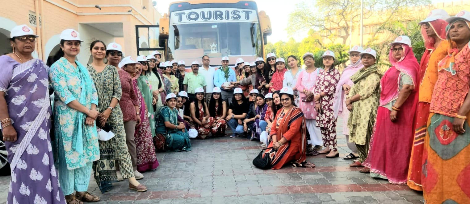 55 महिला रेलकर्मी रामदेवरा व तनोट माता दर्शन के लिए रवाना