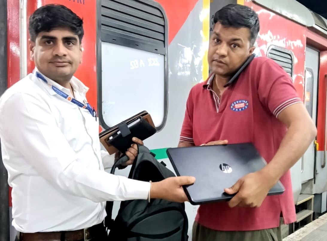 ट्रेन में छूटा बैग यात्री को सुरक्षित लौटाया