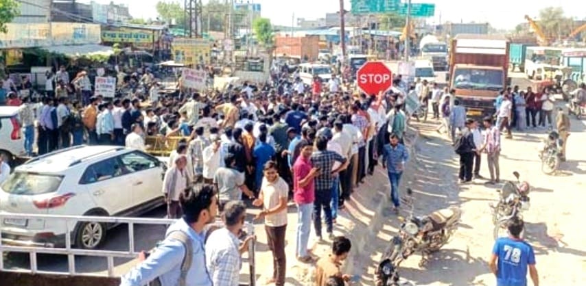 सड़क हादसे में गई दो मजदूरों की जान आक्रोशित लोगों का रास्ता जामकर प्रदर्शन