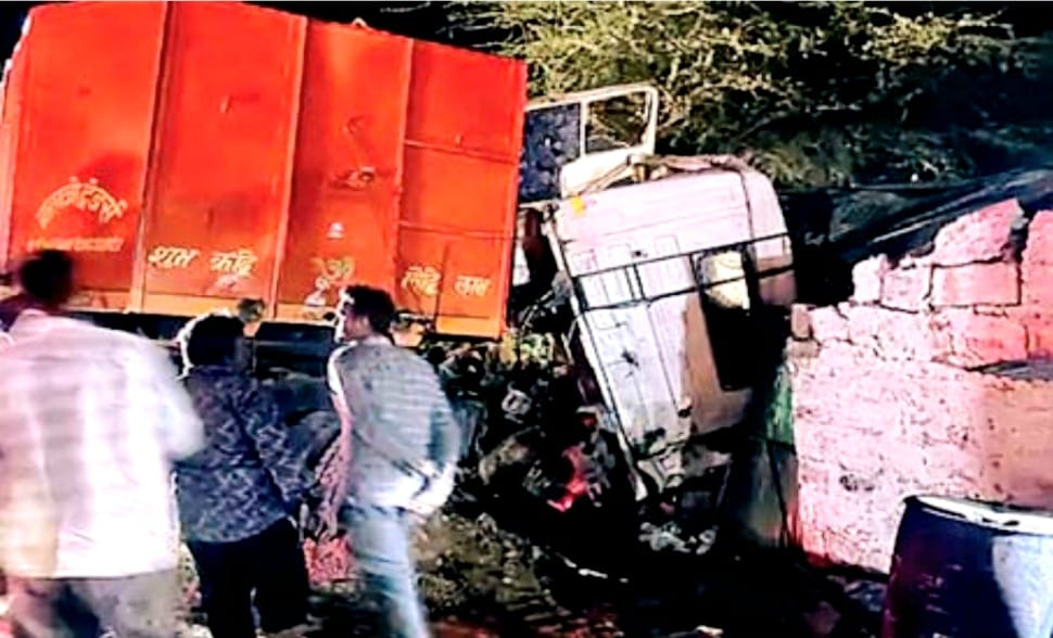 ट्रेलर-ट्रैक्टर की भिड़ंत में एक ड्राइवर की मौत दूसरा गंभीर घायल