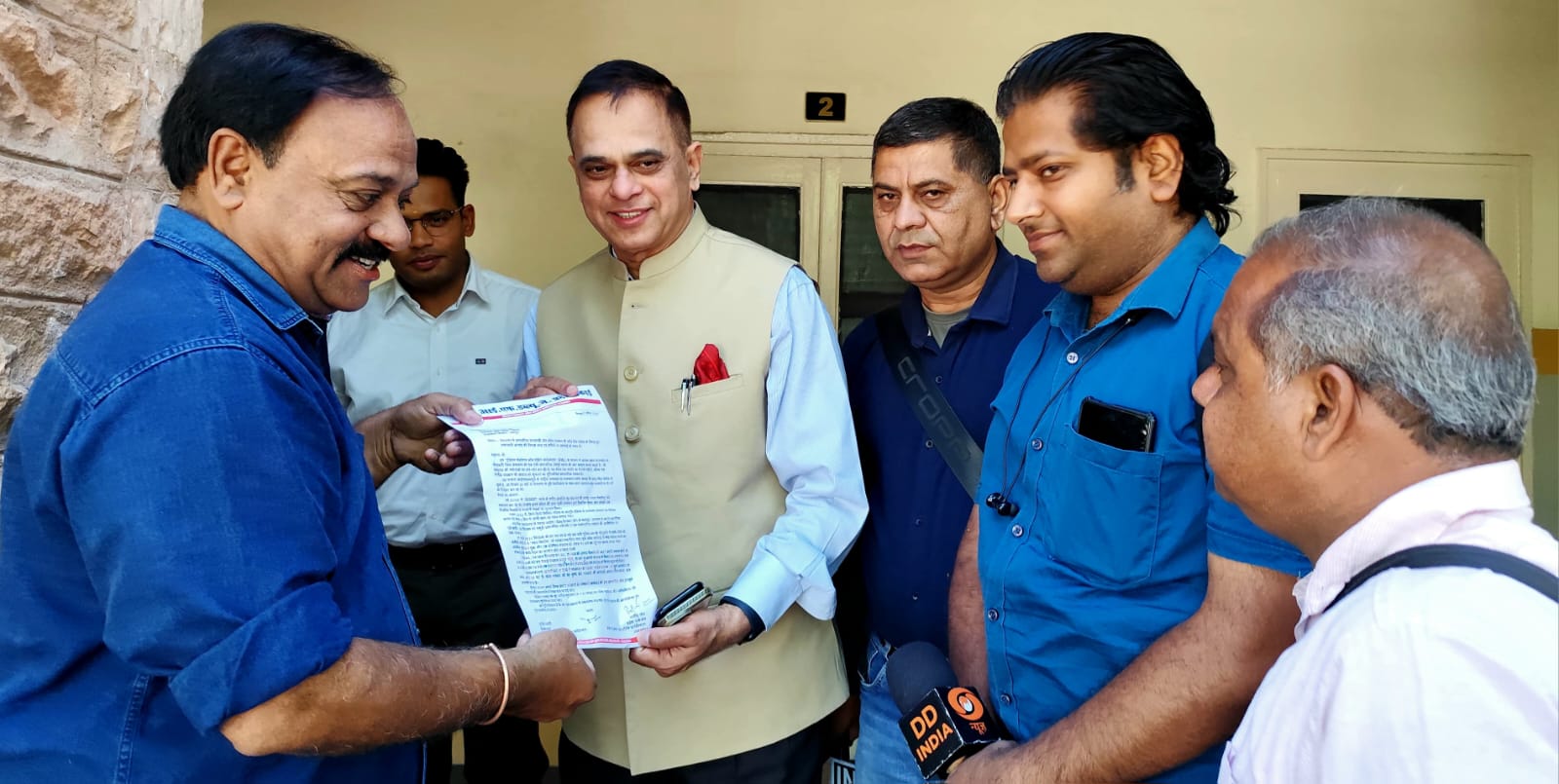 पत्रकार उपेंद्र सिंह को न्याय दिलाने के लिए मुख्य सचिव को दिया ज्ञापन