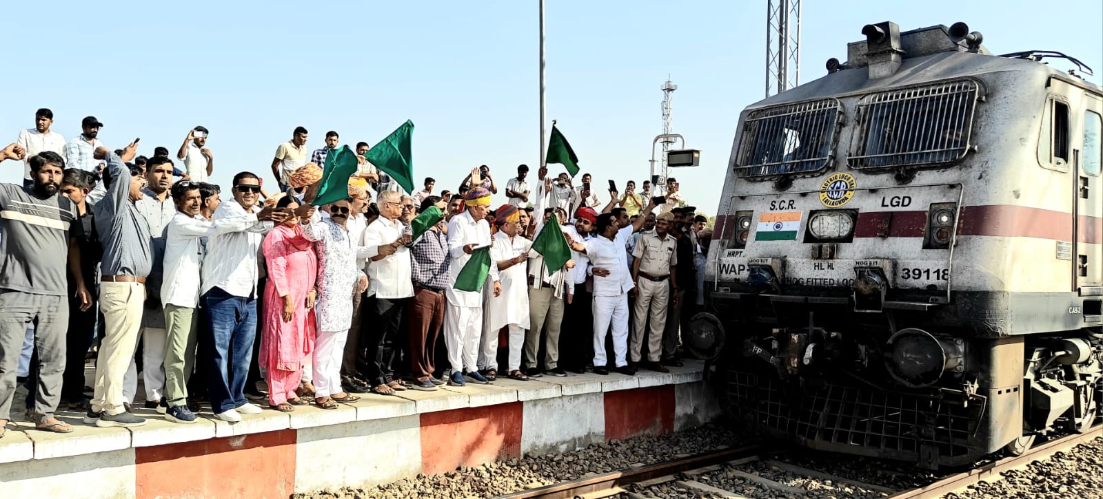 मोदरान स्टेशन पर चेन्नई सुपरफास्ट का ठहराव प्रारंभ,जनप्रतिनिधियों ने दिखाई हरी झंडी