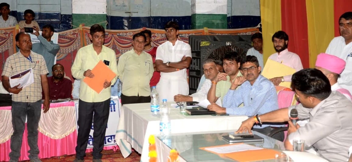 रात्रि चौपाल में जिला कलक्टर ने सुनीं ग्रामीणों की परिवेदनाएं