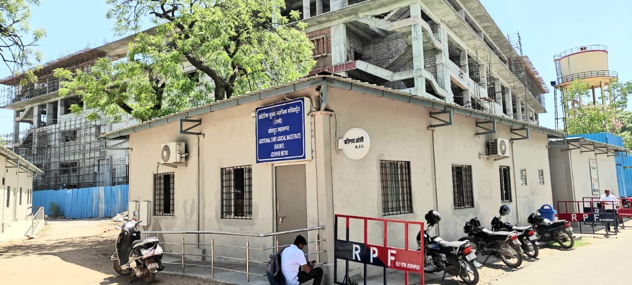 AI से टिकट एडिट कर कई बार सफर करने वाले दो यात्रियों पर 2-2 हजार जुर्माना