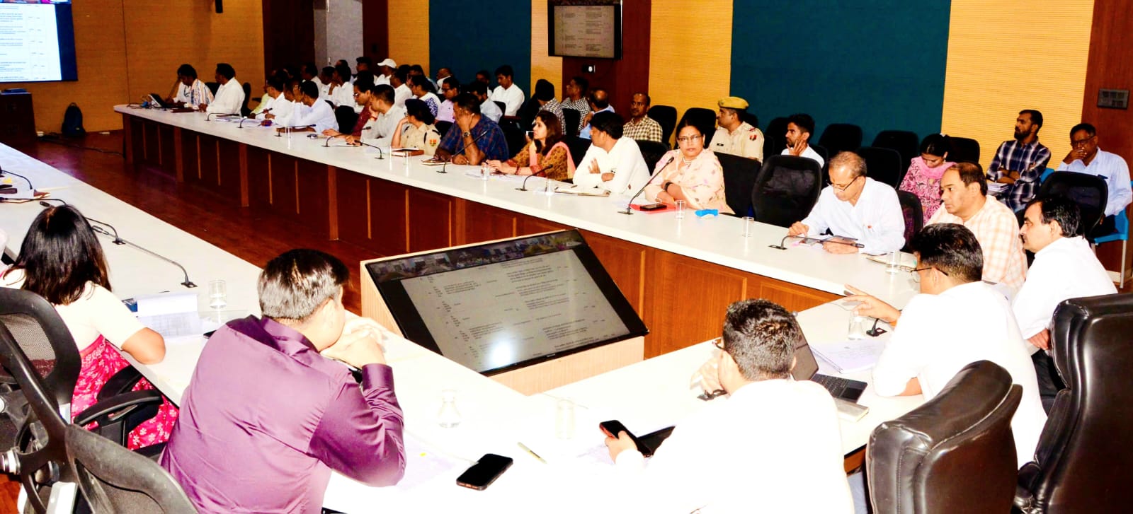 संपर्क पोर्टल पर शिकायतों का समयबद्ध समाधान न होने पर होगी सख्त कार्रवाई-कलेक्टर