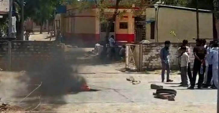 युवक की मौत पर लोगों ने टायर जलाकर किया प्रदर्शन