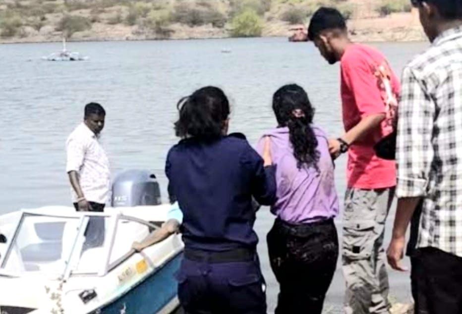 युवती कायलाना पहुंची और पानी में कूद गई