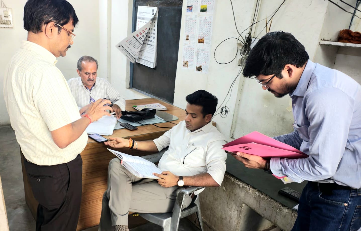 अवैध शराब जब्त,पांच गिरफ्तार