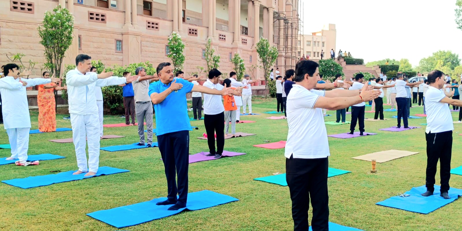 न्यायाधीशों अधिवक्ताओं ने किया सामूहिक योगाभ्यास