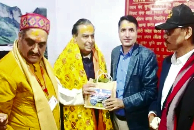 बद्रीनाथ केदारनाथ पहुंचे मुकेश अंबानी दिया 10 करोड़ का दान