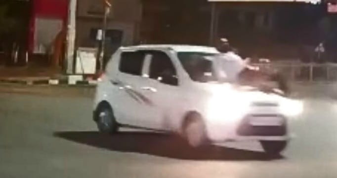कार के बोनट पर स्टंट करने वाला युवक गिरफ्तार