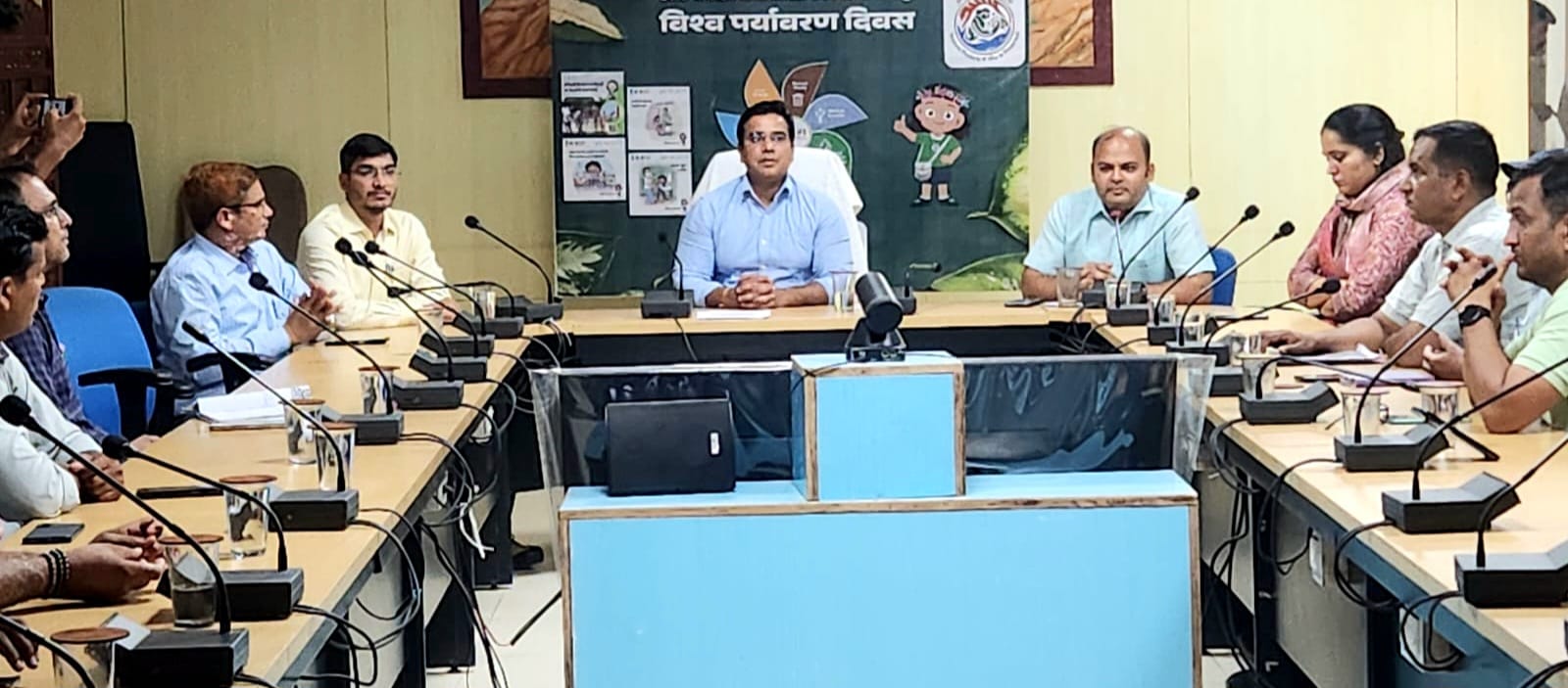 विश्व पर्यावरण दिवस पर स्टील बोतल और चाय केतली बांटी