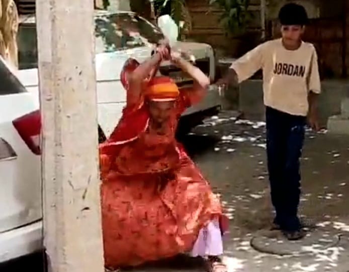 भौंकने पर महिला ने कुत्ते को बेरहमी से पीटा
