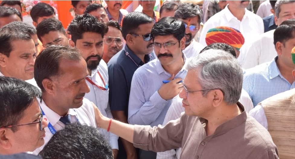 Railway Minister Vaishnaw interacted with railway employees in Bikaner.