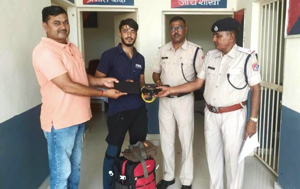 जोधपुर मंडल ने लौटाए यात्रियों के लाखों रुपये के भूले हुए सामान