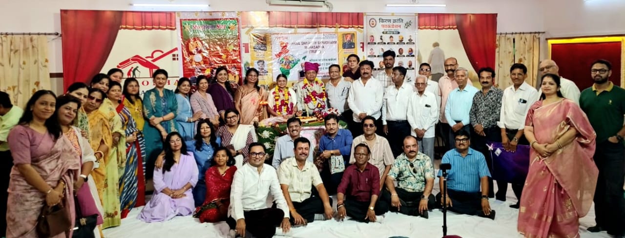 वृद्धाश्रम में मनाई माता- पिता के विवाह की 52वीं वर्षगांठ