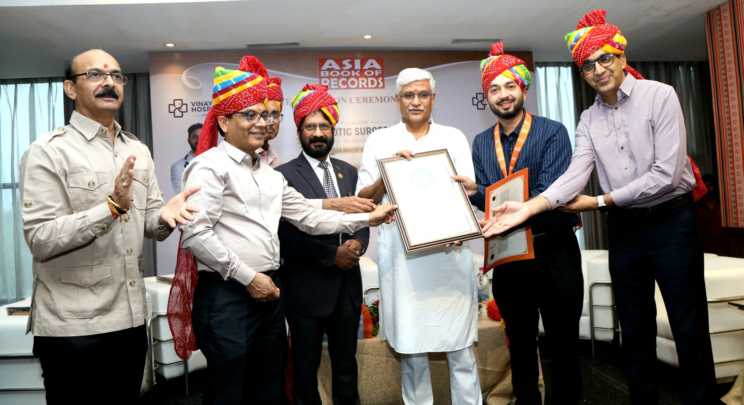 विनायका हॉस्पिटल के डॉ. सौरभ त्रिवेदी बने देश के सबसे युवा रोबोटिक सर्जन