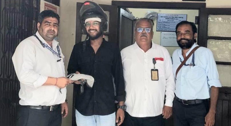 ट्रेन में छूटा बटुआ लौटाया