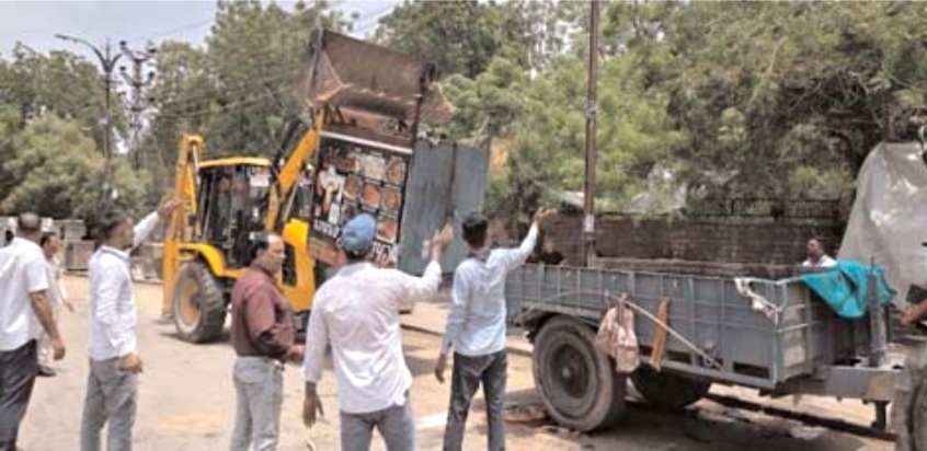 शास्त्री सर्किल से विरोध के बीच हटाया अतिक्रमण