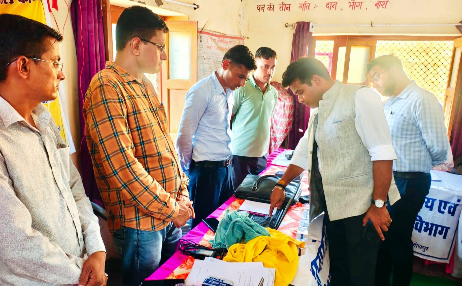 जिला कलेक्टर ने किया ग्रामीण सेवा शिविर का निरीक्षण
