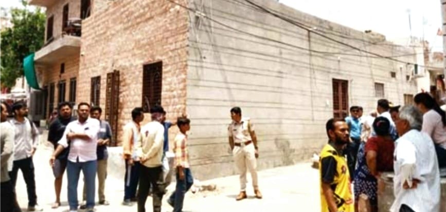 हमले के फरार आरोपी के घर को तोड़ने पहुंची पुलिस व निगम की टीम