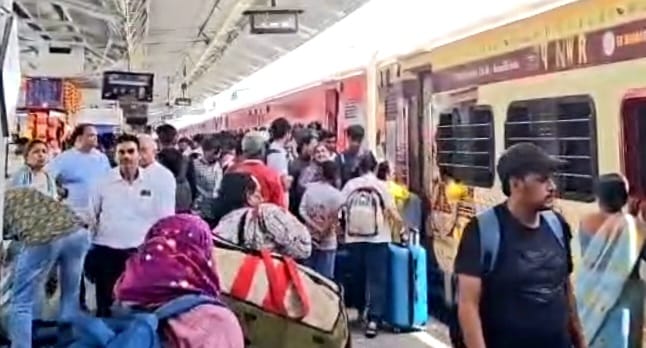 Advance booking is mandatory for carrying excess luggage; a fine of up to six times the amount may be imposed.