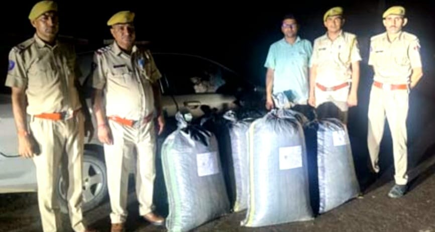 तस्कर कार को छोड़ भागा गाड़ी से 161.420 किलोग्राम डोडा पोस्त चूरा बरामद