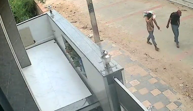 ताले तोड़कर घर में घुसे बदमाश लाखों का सामान लेकर फरार