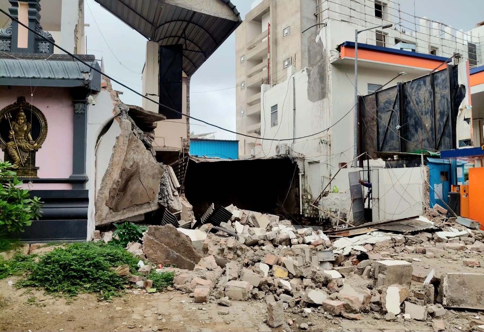 अचानक भरभराकर गिरा मंदिर का हिस्सा,मलबे में दबी स्कॉर्पियो