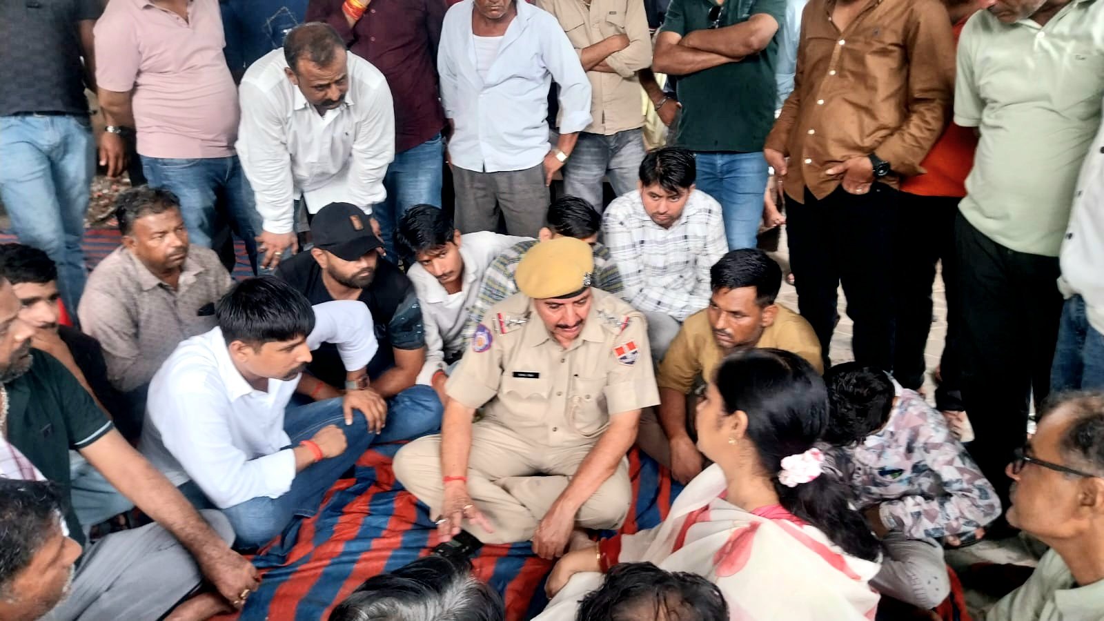मासूम की मौत के बाद परिजनों का धरना प्रदर्शन