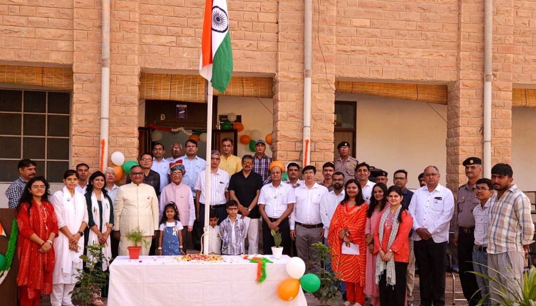मारवाड़ चिकित्सा विश्वविद्यालय में किया ध्वजारोहण