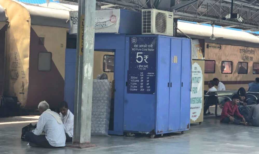 ओवरचार्जिंग की शिकायतों पर रेलवे सख्त दो मामलों में कड़ी कार्रवाई