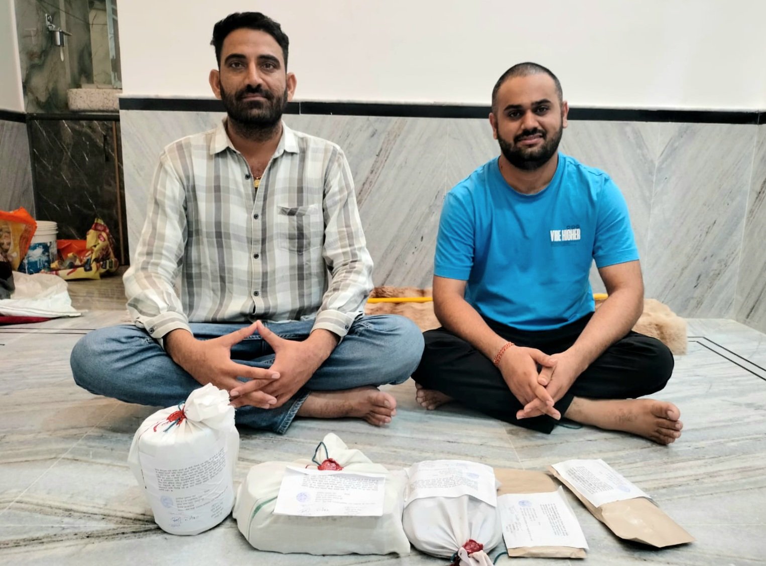 आठ लाख की नगदी और 714 ग्राम अफीम का दूध बरामद