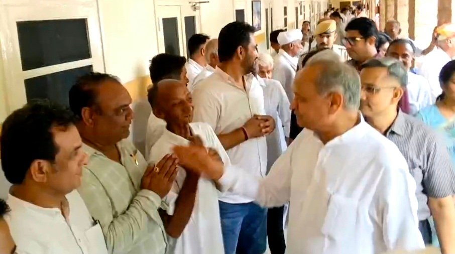 सर्किट हाउस में गहलोत समर्थकों की उमड़ी भीड़,स्वागत भी किया
