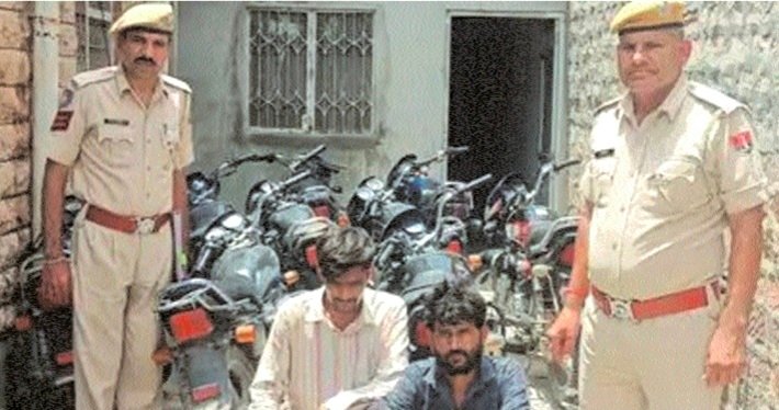 दो शातिर चोर गिरफ्तार चोरी की सात बाइक बरामद