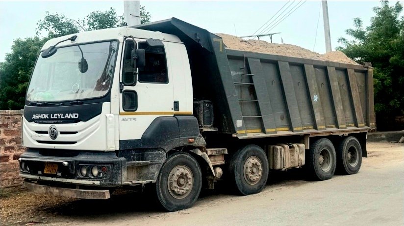अवैध बजरी से भरा डम्पर जब्त चालक गिरफ्तार