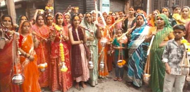 महिलाओं ने निकाली कांवड़ यात्रा