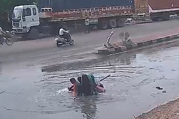 सीवरेज के गड्ढे में गिरे बाइक सवार