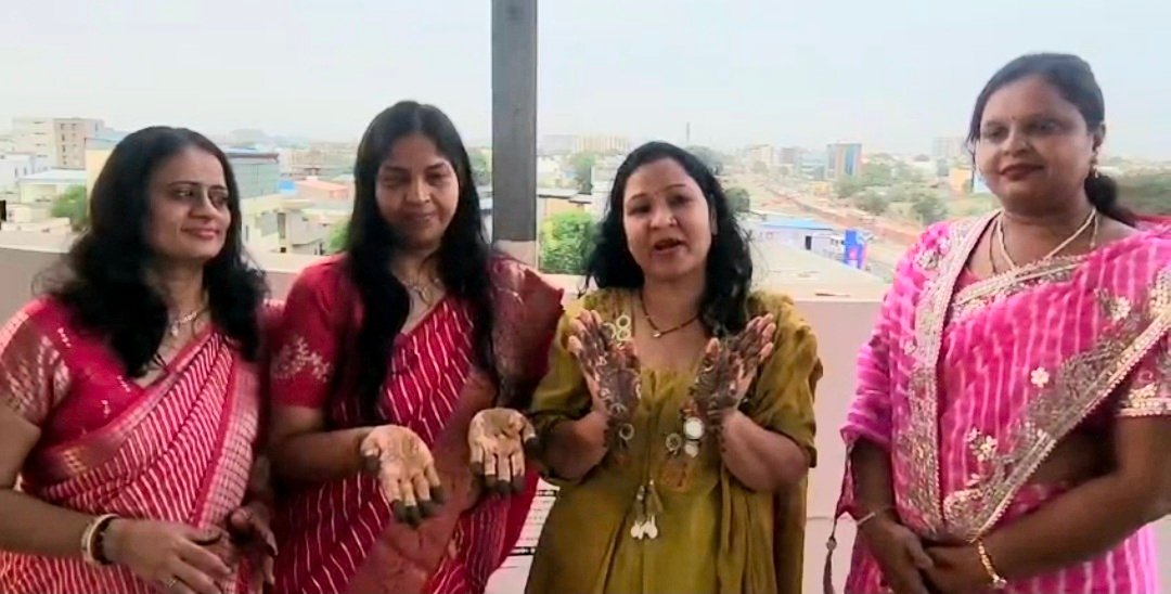 नानीबाई रो मायरो के स्वागत में महिलाओं ने रचाई मेहंदी
