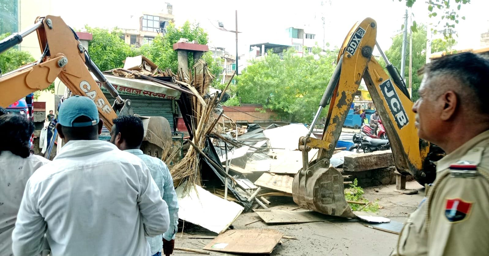 विरोध के बीच नाले पर किए गए कब्जों को हटाया