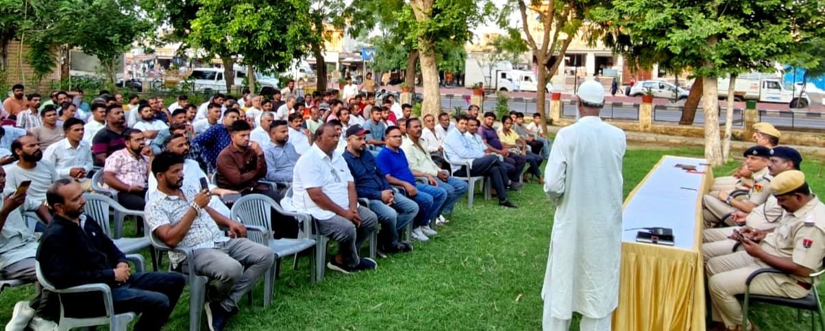 Tea stall and dhaba operators informed about the de-addiction campaign.
