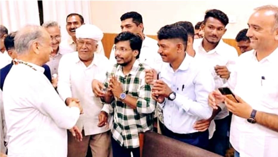 गहलोत से मिलने सर्किट हाउस में उमड़ी भीड़