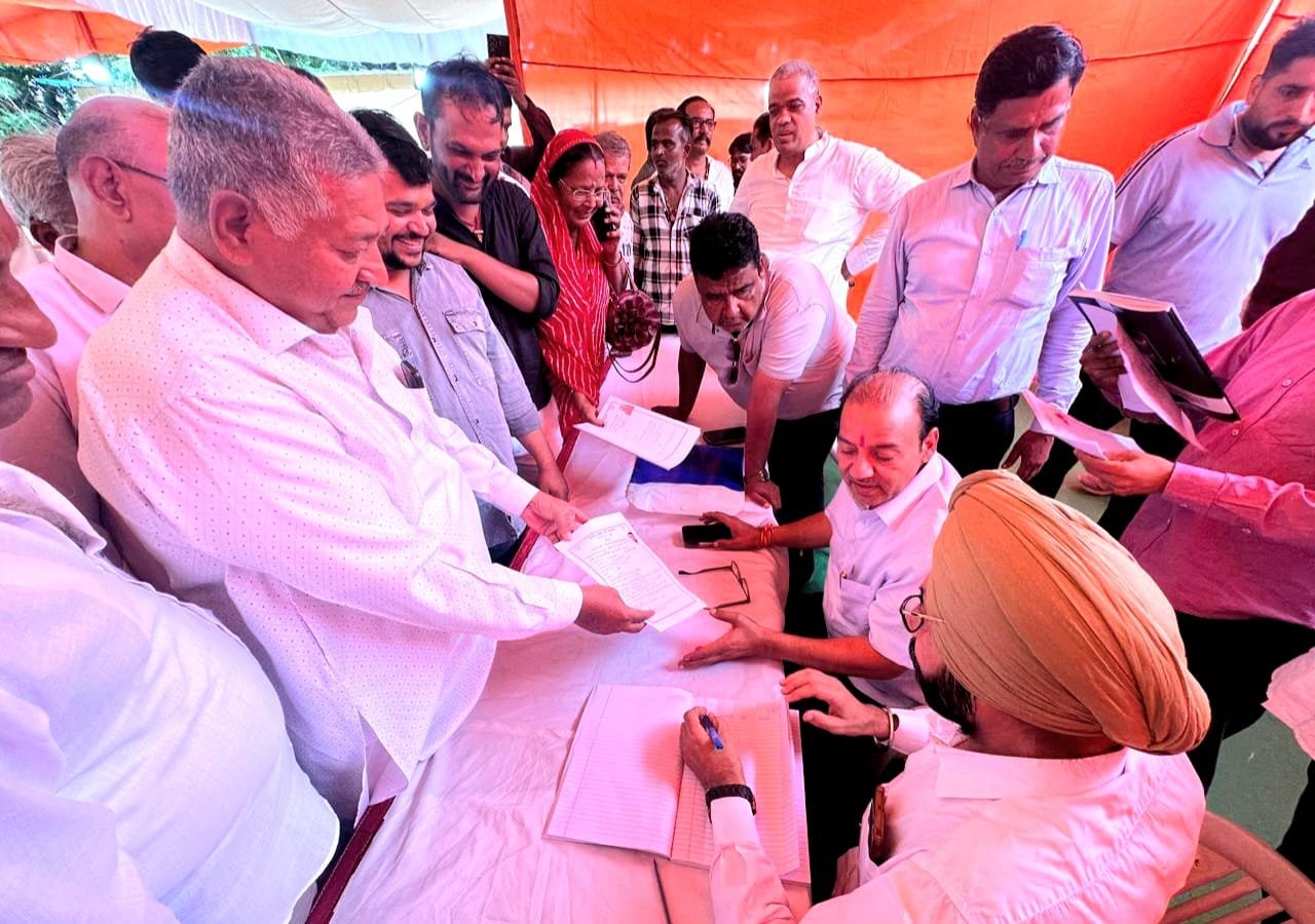 भाजपा कार्यालय में उमड़े दावेदार