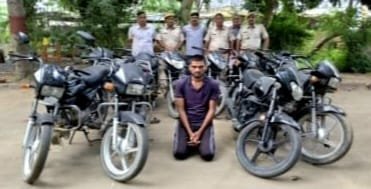 शातिर वाहन चोर गिरफ्तार 10 मोटर साइकिल बरामद