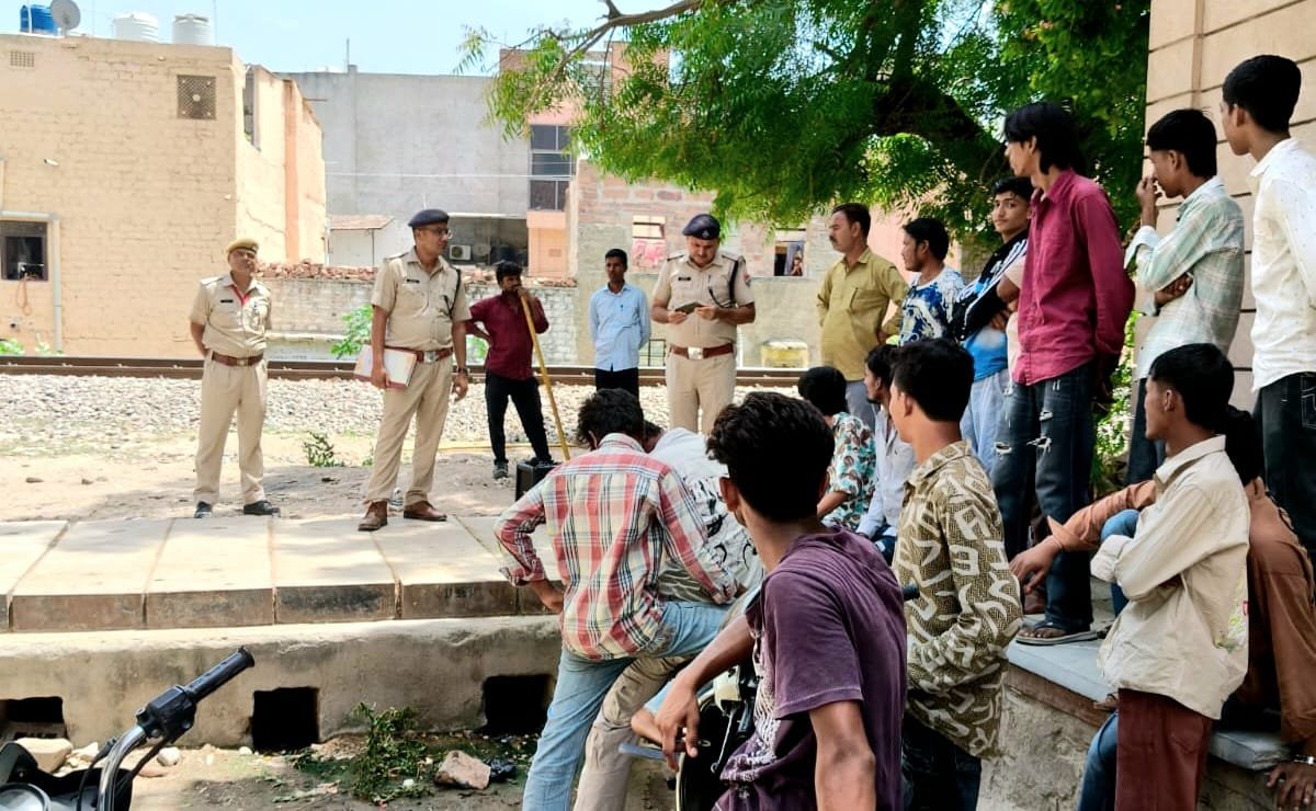 रेलवे ट्रैक पर पतंगबाजी पर आरपीएफ ने चार को पकड़ा
