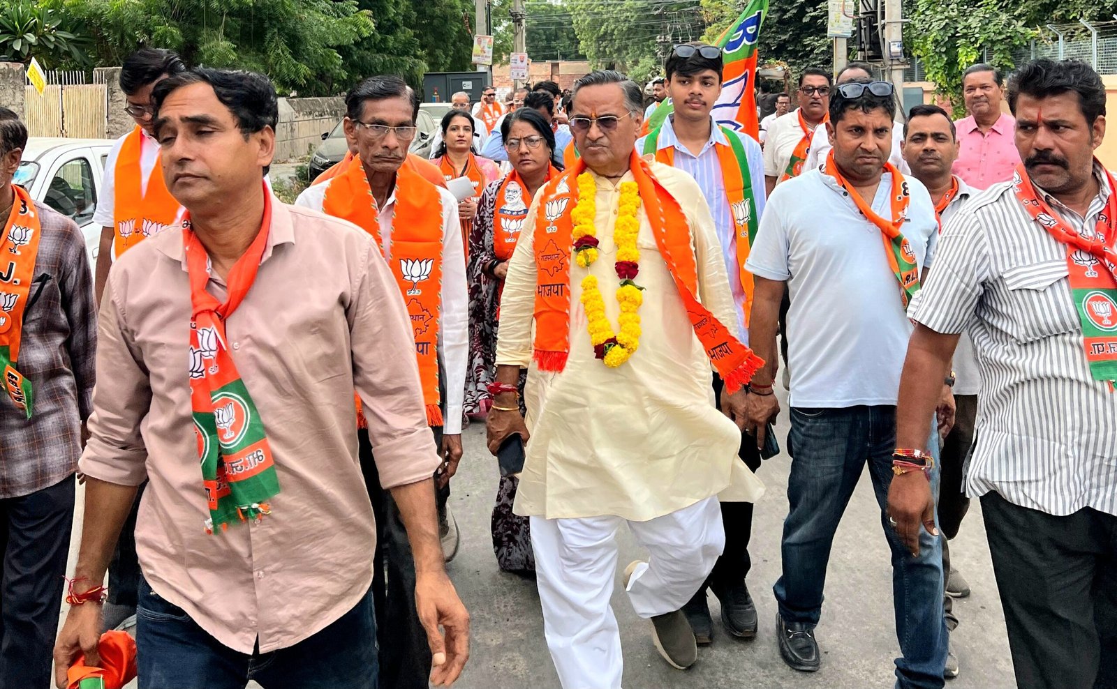 100 वार्डों में भाजपा प्रत्याशियों का घर-घर जनसंपर्क