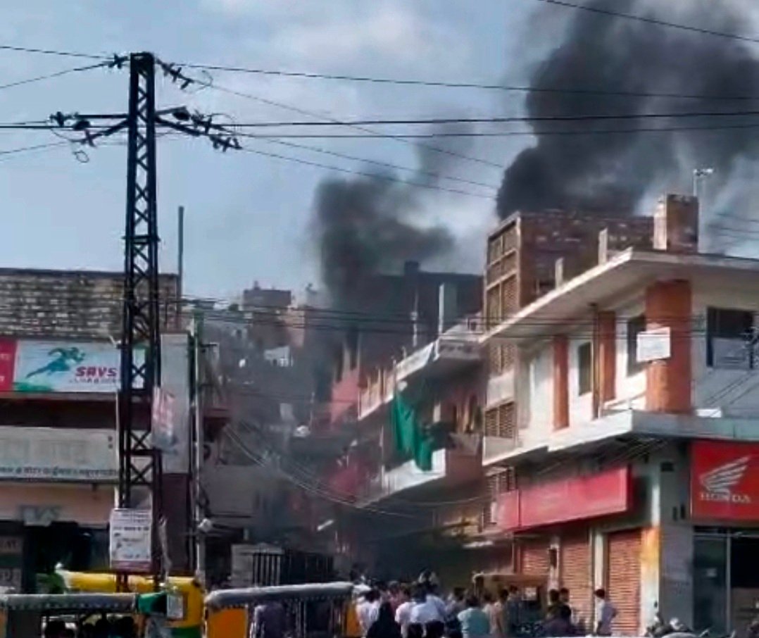 मकान के तीसरे फ्लोर पर लगी आग एक घंटे में पाया काबू