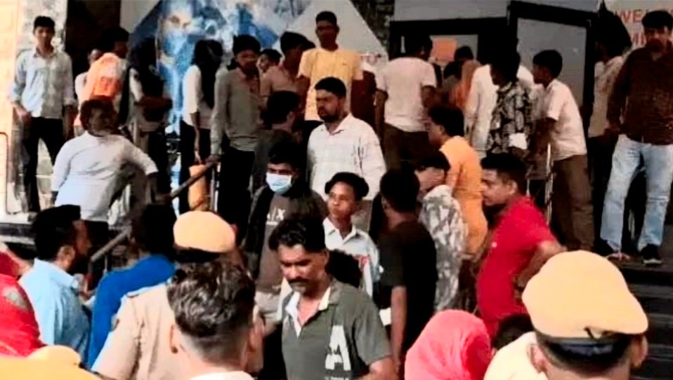 घायल की मौत पर परिजनों का हॉस्पिटल में हंगामा