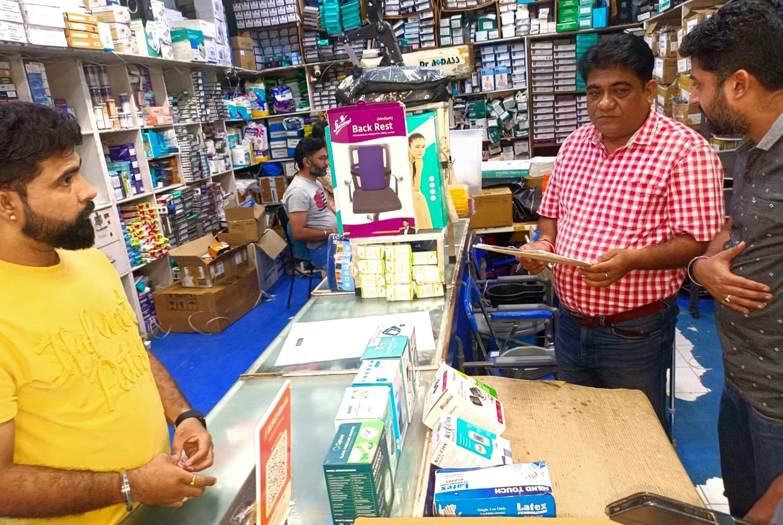 मेडिकल उपकरणों की दुकानों पर विधिक माप विज्ञान विभाग की आकस्मिक जांच