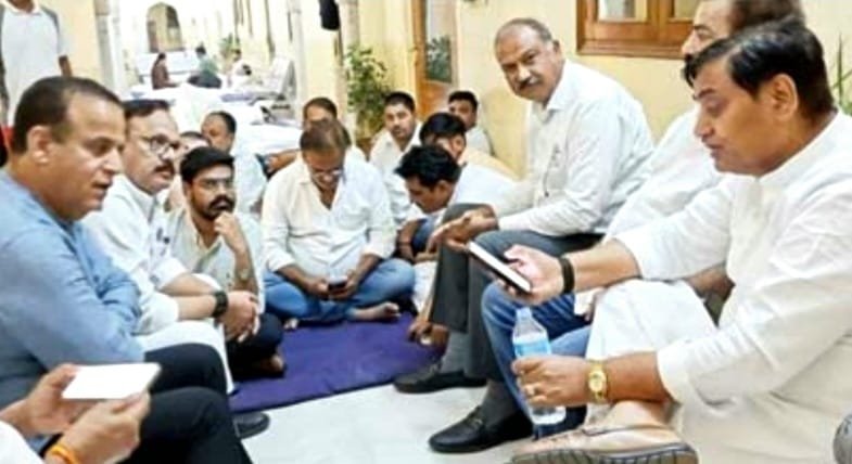 जयपुर पुलिस कमिश्नरेट में कांग्रेस नेताओं का धरना